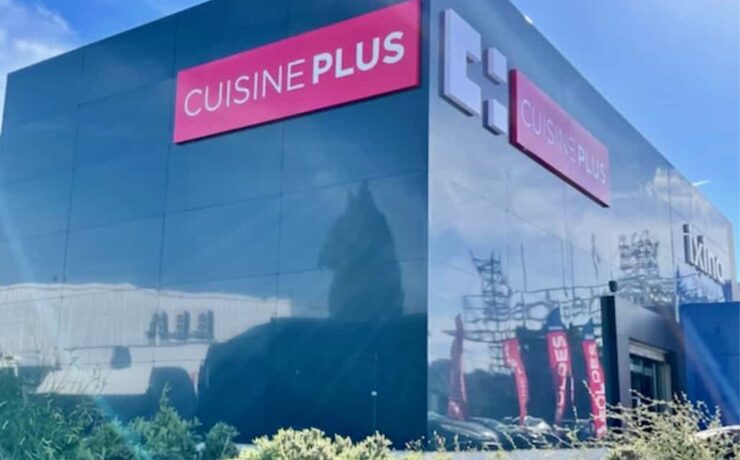 Avec une nouvelle surface commerciale de 434 m2, le magasin expose 11 modèles de cuisines. Et pour cette ouverture, Bertrand Abadie a conservé son équipe de onze concepteurs-vendeurs. Tous ont été formés pendant cinq semaines à la “FBD Academy” pour apporter un service optimum.