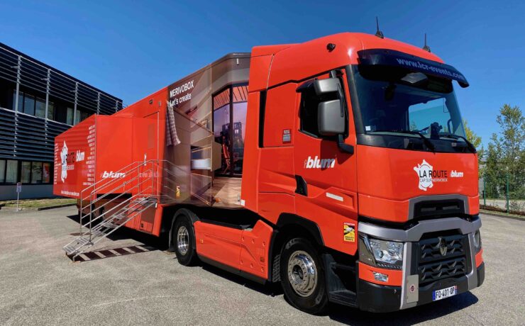 Principal objectif de cette opération exceptionnelle : accompagner le lancement du nouveau tiroir métallique “Merivobox” (appelé, à terme, à remplacer le système “Tandembox”), en venant à la rencontre des professionnels du meuble et de l’agencement.