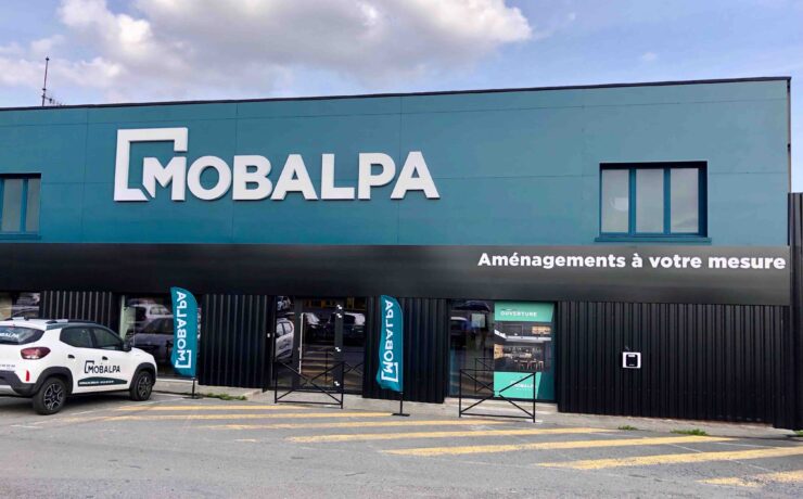 Le magasin est stratégiquement positionné, sur un axe de flux qui profite d’un très fort passage et bénéficie d’une visibilité hors du commun, grâce à sa façade de plus de 30 mètres. D’une surface de 270 m2 répartis sur deux niveaux, le point de vente dévoile sept expositions cuisine, entre autres…