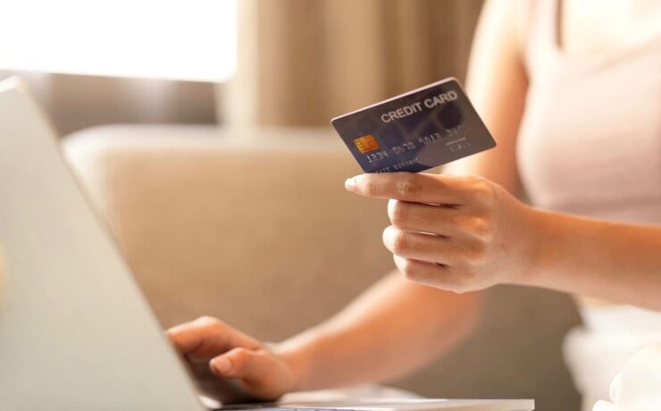 La vente en ligne confirme son caractère indispensable pour de nombreuses enseignes : 14 000 nouveaux sites marchands ont vu le jour en un an, soit une augmentation de 7 %, malgré une croissance plus modérée que l’an dernier (+16 %), lors du troisième confinement.