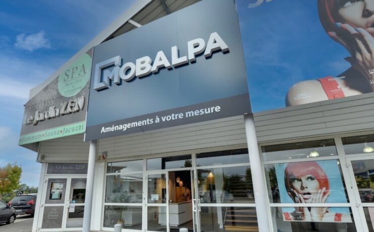 D’une surface commerciale de 200 m2, cette nouvelle unité arbore bien sûr le nouveau concept magasin Mobalpa ; une nouveauté pour ses dirigeants, qui ne l’ont pas encore déployé sur leur premier point de vente de Bourg-en-Bresse.