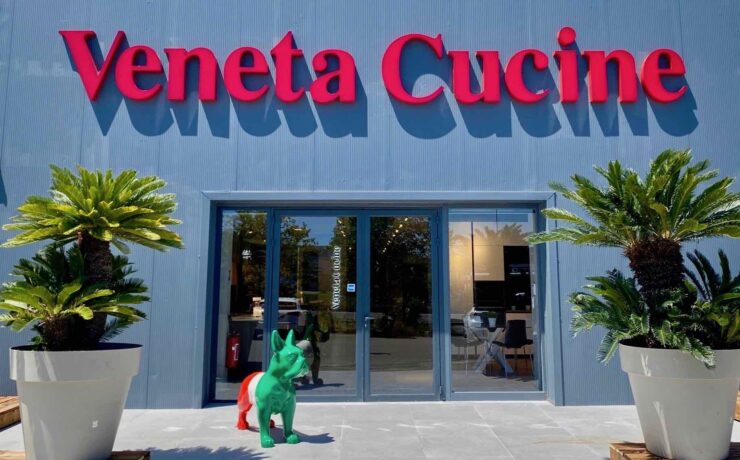 Veneta Cucine S.p.a. entre au capital de Veneta Cucine France, son distributeur exclusif sur le sol hexagonal, avec une participation majoritaire. Objectif : renforcer la croissance et les ambitions du premier fabricant italien de meubles de cuisine sur notre territoire.