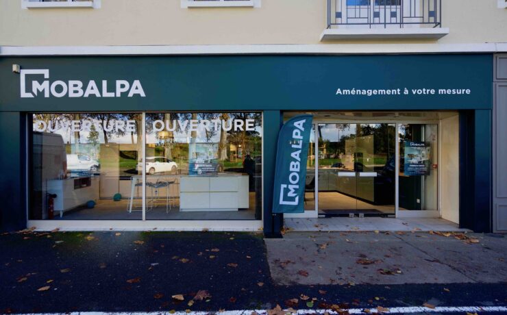 Avec une surface commerciale de 240 m2, le point de vente d’Amboise présente le concept magasin Mobalpa dans sa mouture la plus récente.