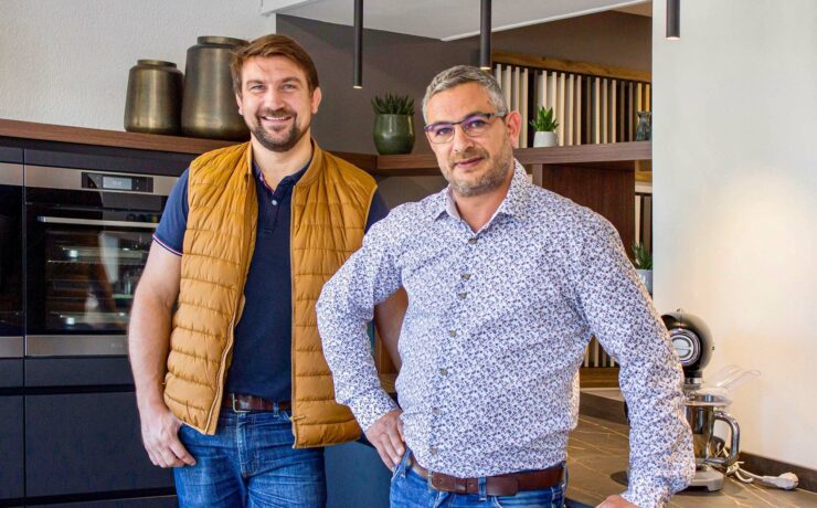 La proximité, qui se traduit notamment par la présence d’un interlocuteur unique tout au long de la réalisation du projet, ainsi que par des visites à domicile dès le premier rendez-vous, fait partie de l’ADN du concept Cuisines Références (111 magasins à ce jour).