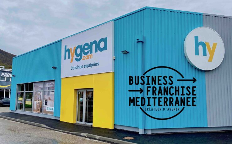 L’enseigne développée par le groupe Fournier (Mobalpa, Perene, SoCoo’c), mais dont les produits sont fabriqués par l’entreprise vosgienne WM88, compte à ce jour trois magasins en France (dont deux en franchise) et ambitionne d’ouvrir une trentaine de points de vente dans l’Hexagone d’ici fin 2025.