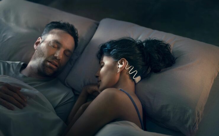 Disponibles depuis le 2 octobre dernier, les écouteurs de nuit “Sleep Buds” de Philips, qui fonctionnent avec l’application Kokoon, utilisent un fondu audio sensé aider les utilisateurs à s’endormir et masquent les bruits extérieurs pour éviter un réveil prématuré. Découverte.