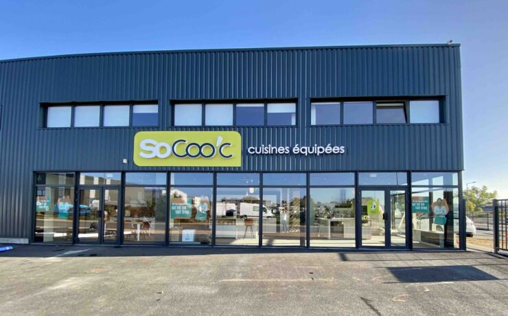 Situé au numéro 5 de la rue du Grand-Duc, le point de vente dispose d'une surface commerciale de 300 m2, sur laquelle trois “kitcheners” accueillent et conseillent les clients. Un nouveau challenge pour Benjamin Biassira, à la tête de deux autres franchises SoCoo’c sur Riom (63) et Vichy (03).