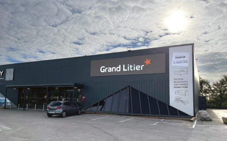 Ce point de vente Grand Litier incarne la sixième enseigne développée par le couple d’entrepreneurs formé par Cécile et Germain Finel. Il occupe une belle surface de vente, de plus de 400 m² et vient en complément du magasin Story mitoyen.
