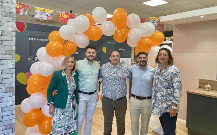 Bénéficiant d’un emplacement idéal, au bord d’un axe très passant et à proximité immédiate de centres commerciaux, Envia Cuisines Montauban propose un showroom de 371 m², avec 17 cuisines en exposition.