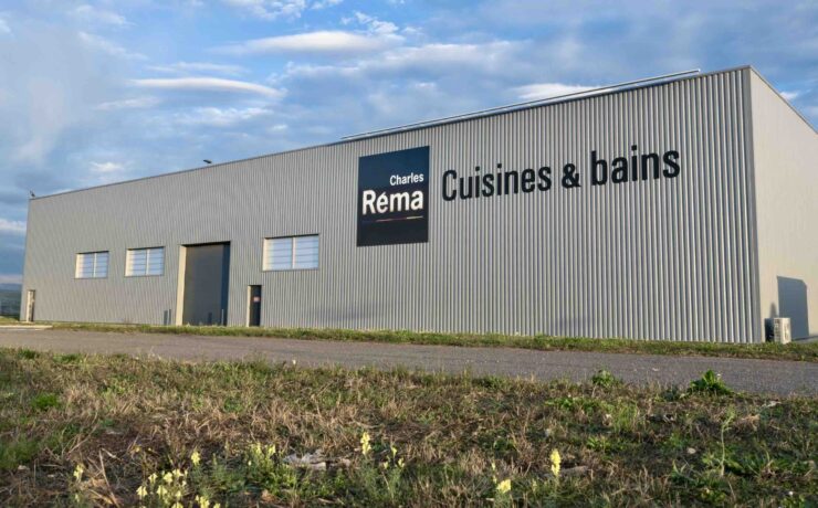 Ancrée depuis son origine sur le site de Saint-Just, à proximité de Bourg-en-Bresse, dans l’Ain, l’entreprise Charles Réma s’est dotée d’un nouveau bâtiment dédié à l’usinage. Une extension qui s’inscrit dans un projet plus large, baptisé “Horizon 25”.