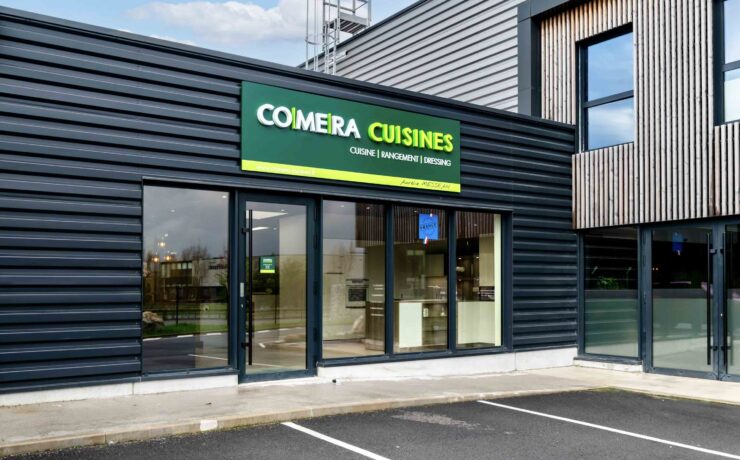 Depuis le 22 février dernier, le public roncquois peut retrouver, sur une surface de 133 m2 située au cœur de la zone commerciale “Par-ci, Par-là”, cinq des implantations vedettes de la marque-enseigne, parfaitement mises en valeur dans un décor à l’esthétique actuelle et recherchée.