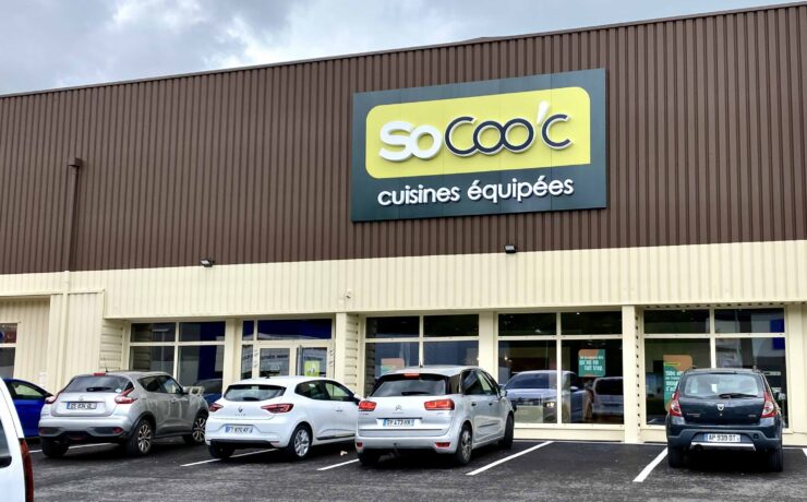 Les 26 avril et 2 mai derniers, la bannière du groupe Fournier a inauguré deux nouveaux points de vente, sur Belfort (90), puis Creil (60). 294 m2 et 144 m2 portés respectivement par un ancien “Kitchener” de la marque et une multi-franchisée de l’enseigne haute-savoyarde.