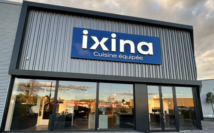 Guillaume Negele et Julien Lalzace, franchisés, ont ouvert un point de vente Ixina en plein cœur de la zone d'activité commerciale d'Augny, au sud-ouest immédiat de Metz (57). Pour animer cette nouvelle unité de 313 m2, ils sont accompagnés de quatre concepteurs-vendeurs.