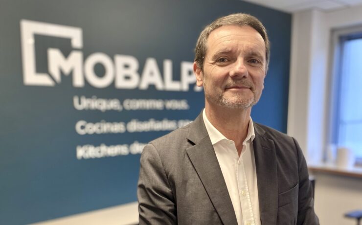 Laurent Raymond compte façonner l’avenir de Mobalpa au travers de trois axes stratégiques majeurs : le développement de son réseau (avec un objectif de 280 magasins en France d’ici fin 2027) ; la conquête de nouveaux territoires (déjà établie en Espagne, en Belgique et en Suisse, l’enseigne veut s’implanter dans d’autres pays) ; et le déploiement de l’agencement global de l’habitat (les solutions d’aménagements sur mesure de Mobalpa seront de plus en plus mises en avant dans les magasins).