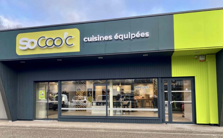 Avec une surface totale de 407 m2, dont 216 m2 dédiés au seul showroom, le nouveau SoCoo’c de Pont-de-Beauvoisin (38) s’est installé au cœur du pôle commercial de La Baronnie, particulièrement dynamique. À la tête de cette nouvelle unité franchisée : Stéphane Cerdan.