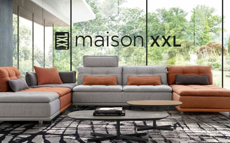 L’enseigne “XXL Maison” devient “maison XXL” et dévoile une identité visuelle repensée, afin d’incarner pleinement son ADN de “créateur de design”. Le réseau déploie parallèlement un nouveau concept magasin, immersif et centré sur la personnalisation, qui inaugure l’espace “L’Atelier”, un corner dédié, justement, à la personnalisation et à la co-création aux côtés des vendeurs-experts.