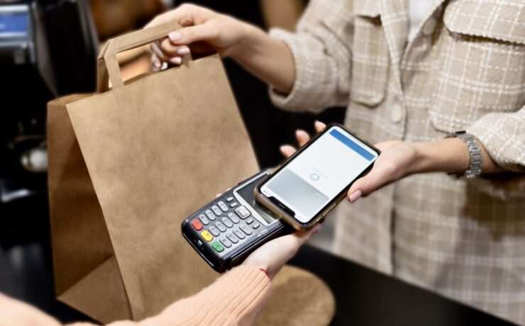 Si les performances demeurent toujours très contrastées selon les univers, la fédération Procos fait état d’un mois de novembre globalement stable en magasin, tandis que l’activité en ligne poursuit sa progression et que la fréquentation des lieux de commerce reste orientée à la baisse. Quant au Black Friday, il apparaît moins porteur qu’attendu, affaibli par la banalisation des opérations promotionnelles et l’allongement de leur durée.