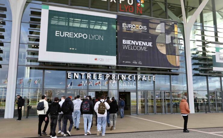Du 3 au 6 février dernier, à Eurexpo Lyon, Eurobois a réuni plus de 30 500 professionnels de la filière bois (+4 % vs 2024), dont 5 % d’internationaux issus de plus de 60 pays, autour de 400 exposants représentant plus de 600 marques sur 38 500 m2. Structuré en trois pôles (Transform, Build et Design), le salon a notamment rassemblé 36 % d’exposants internationaux (+16 % vs 2024). La prochaine édition est annoncée du 1er au 4 février 2028.