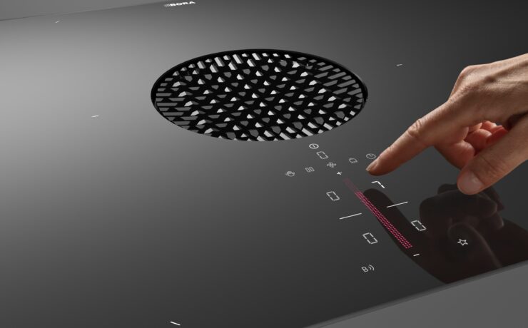 Bora annonce la refonte complète de sa gamme compacte “Pure”, avec l’introduction d’une finition noir mat, la généralisation de l’interface “sControl+” et l’intégration de fonctionnalités connectées via “Bora Connect” et l’application “Bora Joy”. Le fabricant met également en avant une nouvelle génération de filtres à charbon actif “eSwap Plus” et des évolutions techniques destinées à renforcer son positionnement sur le segment premium des systèmes de cuisson avec aspiration intégrée.