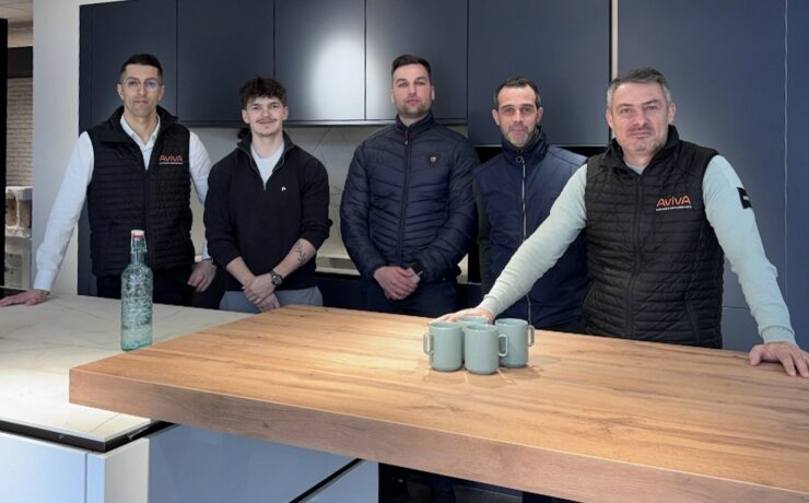 La bannière AvivA a ouvert un magasin à Besançon, repris par deux franchisés déjà implantés à Pontarlier depuis 2022. Installé au 156 rue Joachim Dubellay sur une surface de près de 320 m2, le point de vente présente treize modèles d’exposition et constitue une nouvelle étape dans le développement de l’enseigne dans le Doubs.