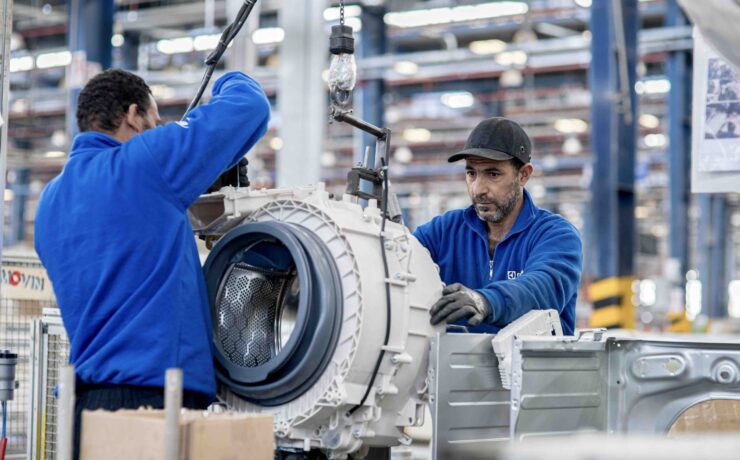 Le groupe Electrolux a traversé un premier trimestre 2026 marqué par le ralentissement du marché nord-américain et l’impact des droits de douane, malgré des performances en amélioration en Europe et en Amérique latine. Le fabricant a annoncé plusieurs mesures stratégiques, dont un partenariat en Amérique du Nord avec Midea, une réorganisation industrielle et une augmentation de capital, tandis que son PDG, Yannick Fierling, dit vouloir accélérer la « croissance rentable » du groupe dans un marché mondial de l’électroménager jugé de plus en plus volatil.