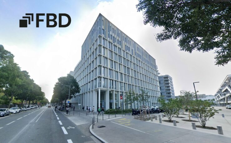 FBD fait évoluer sa FBD Academy, avec des parcours plus modulaires et davantage digitalisés pour les enseignes Ixina, Cuisine Plus, Cuisines Références, Vanden Borre Kitchen et Cake Kitchen. En réduisant notamment la part du présentiel au profit des classes virtuelles, le groupe veut permettre aux franchisés de mieux concilier activité commerciale et formation des équipes, alors que le secteur fait face à des enjeux croissants de recrutement et de montée en compétence sur des métiers sans véritable filière de formation initiale dédiée.