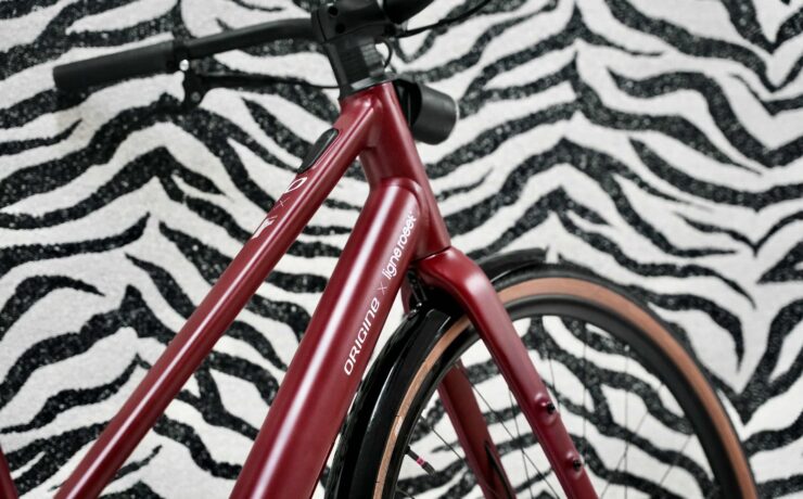 Ligne Roset et Origine prolongent leur collaboration initiée en 2024 avec, cette fois, le lancement du “Montmartre Air”, un vélo en série limitée à 250 exemplaires. Après une première édition confidentielle, les deux marques franchissent une nouvelle étape en rendant leur démarche accessible à davantage de clients, tout en mettant en avant design, personnalisation et savoir-faire français.
