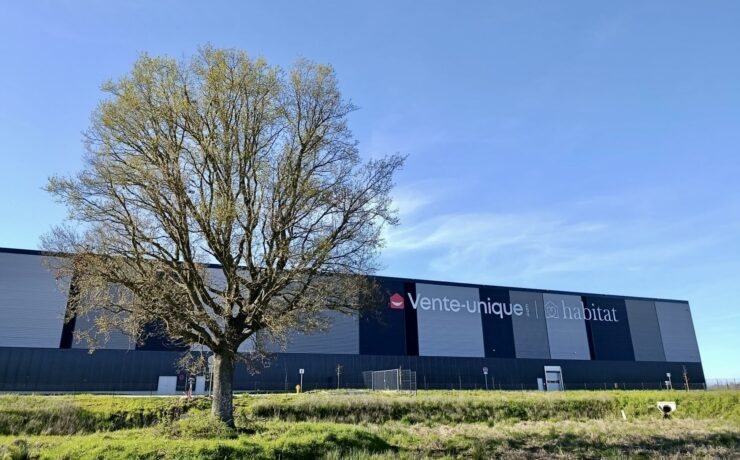 Vente-unique a enregistré un chiffre d’affaires consolidé semestriel de 112,7 millions d’euros, en hausse de 15,2 %, avec une accélération de la croissance au deuxième trimestre. Le groupe poursuit son expansion européenne avec le lancement de son offre au Royaume-Uni et en Irlande, tandis que la France affiche une progression de 7,7 %, dans un marché jugé peu dynamique.