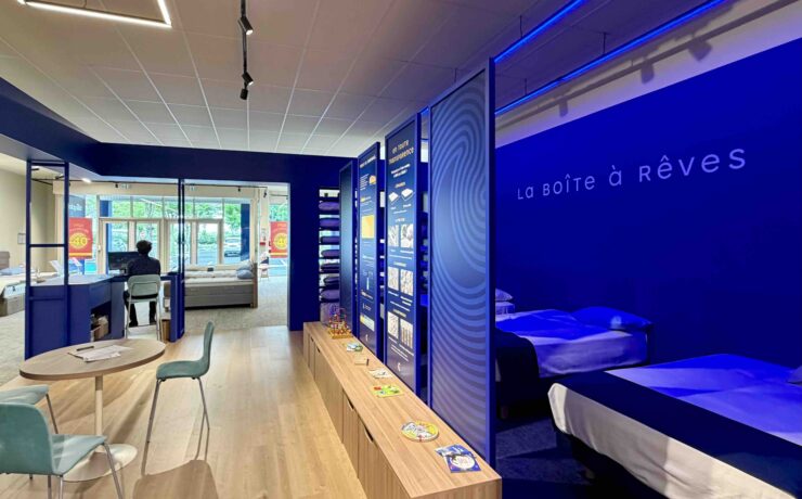 Compagnie du Lit a remporté le “Prix du Nouveau Concept” lors des “Briques d'Or 2026” pour “BlueBox”, son nouveau concept magasin. Cette distinction, décernée par le Club Enseigne & Innovation, récompense un dispositif déployé autour d'une nouvelle identité visuelle, d'un parcours client repensé et d'un accompagnement davantage axé sur le conseil. Un concept que nous avions déjà eu l'occasion de présenter en détail à nos lecteurs.