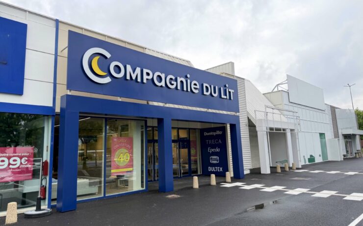 Compagnie du Lit a engagé une refonte de sa plateforme de marque, de son identité visuelle et surtout de sa méthode de vente, désormais centrée sur l’écoute et l’accompagnement du client autant que sur le discours produit. Déployé notamment dans un magasin pilote à Plaisir (78), le nouveau concept de l’enseigne traduit physiquement cette nouvelle approche à travers un parcours client scénarisé, une réduction des surfaces d’exposition et une organisation de l’offre par types de conforts plutôt que par technologies. Mais pas seulement.