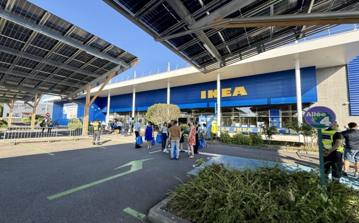Le groupe Ingka, principal distributeur d’Ikea, accélère le déploiement de son format de magasins compacts en France. Après une première ouverture à Limoges et une seconde attendue au Mans, l’entreprise prévoit dix nouvelles implantations d’ici 2030 et annonce 35 millions d’euros d’investissements dans le pays sur la période 2026-2030.