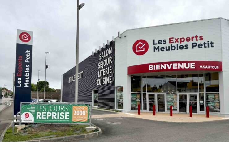 À Panazol (87), l'entreprise familiale “Meubles Petit” illustre la manière dont un distributeur indépendant peut faire évoluer son commerce sans renoncer à son ancrage local. Récemment rénové dans le cadre du dernier concept Les Experts Meubles, ce magasin met en lumière l'articulation entre identité patronymique, culture du service et accompagnement réseau portée par le groupe Maxiam.