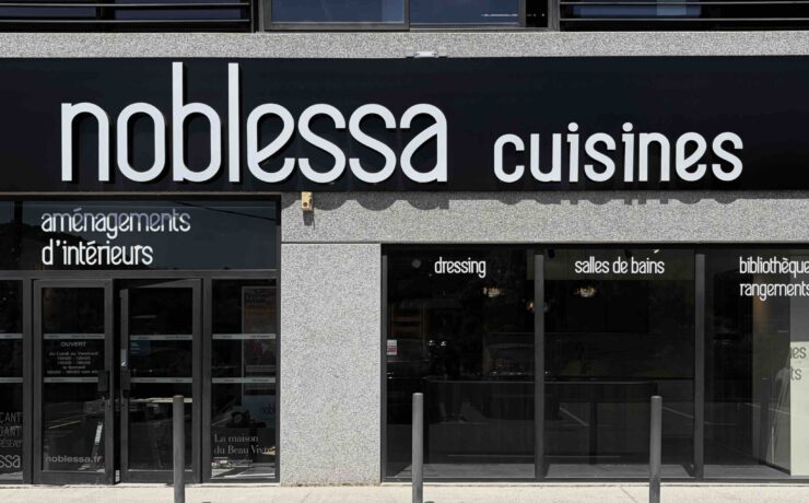 Noblessa poursuit son développement dans le sud de la France avec l’ouverture, à Aubagne (13), d’un cinquième showroom exploité par les adhérents Caroline et Laurent Rigault. Cette implantation intervient alors que l’enseigne de cuisines et d’aménagement intérieur annonce un chiffre d’affaires TTC livré/posé de 12,5 millions d’euros au premier trimestre 2026, en hausse de 28 %, dans un marché de l’ameublement toujours sous tension.