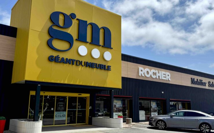 Entre rénovation de magasin et nouvelle implantation, Géant du Meuble multiplie les initiatives. L'enseigne a rouvert son point de vente d'Issoire au printemps et prépare l'ouverture d'un magasin à Rieux, dans le Morbihan, prévue en juillet. Ce dernier sera exploité par les Meubles Rocher, qui rejoignent à cette occasion le réseau du groupe SAGAM.