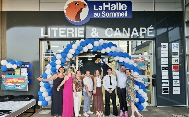 La Halle au Sommeil a ouvert un nouveau point de vente de 300 m2 à Évron (53), au sein du centre commercial Cœur de Shopping. Exploité par Nathalie et Hubert Lechat, ce magasin propose une offre dédiée à la literie et au canapé, dans la continuité du développement du réseau à la Marmotte.