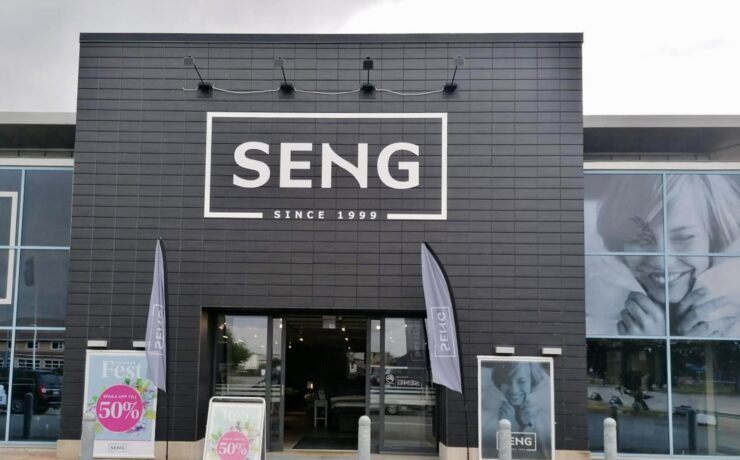 Somnigroup poursuit sa stratégie d'acquisitions dans la distribution avec le rachat de l'enseigne danoise de literie SENG auprès du groupe Lars Larsen. L'opération porte sur les 28 magasins et le site e-commerce de SENG, qui continueront d'être exploités sous cette marque-enseigne après le transfert de propriété attendu d'ici au 1er août 2026.