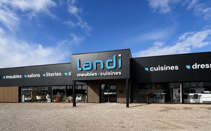 Meubloo accélère le développement de son réseau avec la rénovation complète d'un magasin historique à Landivisiau (Finistère) et l'ouverture d'un nouveau showroom à Riotord (Haute-Loire). Deux opérations qui illustrent la stratégie du groupement, fondée sur des partenaires locaux et le renforcement de son maillage territorial.