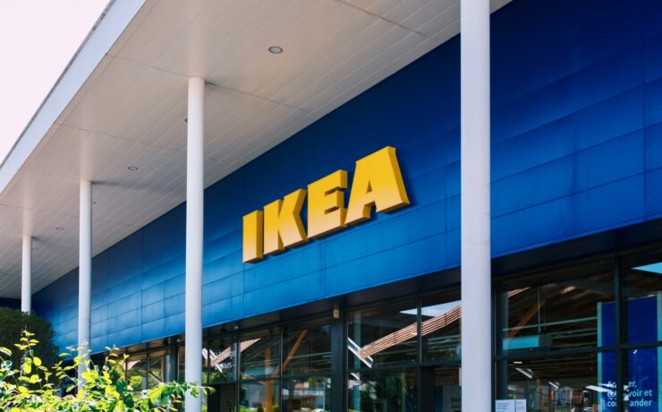 Ikea France présente un projet de réorganisation susceptible de concerner jusqu’à 303 postes, principalement au siège et dans certaines fonctions administratives, mais prévoit parallèlement 100 créations de postes. Un plan de sauvegarde de l’emploi doit privilégier le reclassement et la mobilité interne, tandis que le dialogue social vient de s’engager. L’enseigne dit par ailleurs poursuivre ses investissements et prévoit de nouvelles ouvertures de magasins de proximité.